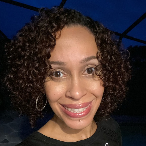 Meet your Poshers, Raquel and Athena - Picture 2 of 3